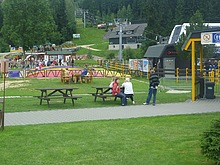 U lanovky je ob nafukovac trampolna