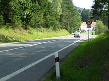 A do prava, cca. 200 metr� po hlavn� silnici zp�t ke skl�rn�